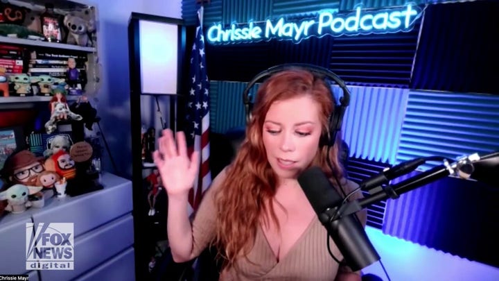 Comedian heckled in viral clip defends Dylan Mulvaney jokes: Comedy club 'one of the last places for freedom' 