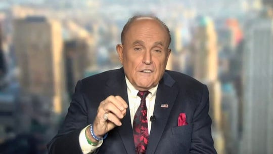 Giuliani, speaking at summit of Iranian dissidents, compares mullahs to the mafia