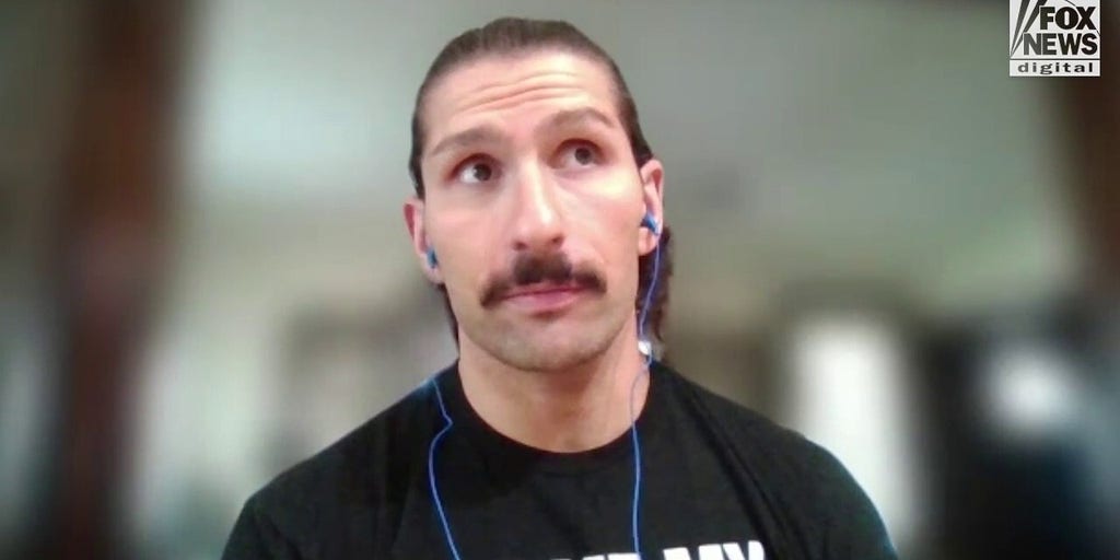 Meet pro wrestling star Richard Holliday