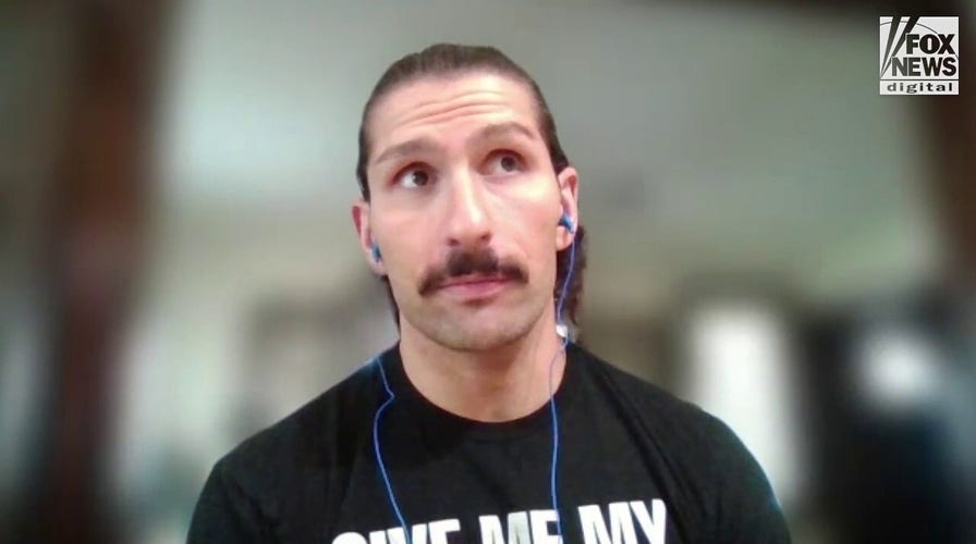 Meet pro wrestling star Richard Holliday