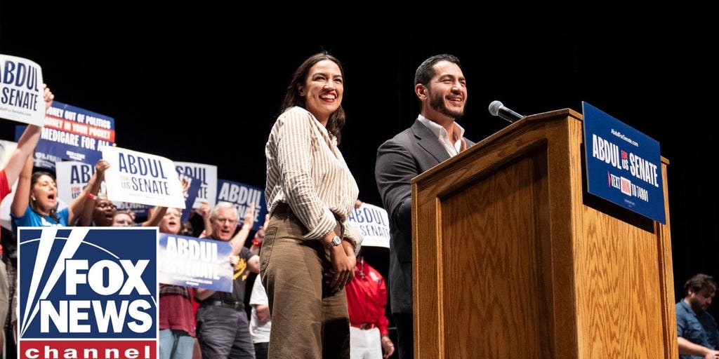 Staffers are telling Democratic politicians to lean farther left, says former Democratic campaign staffer