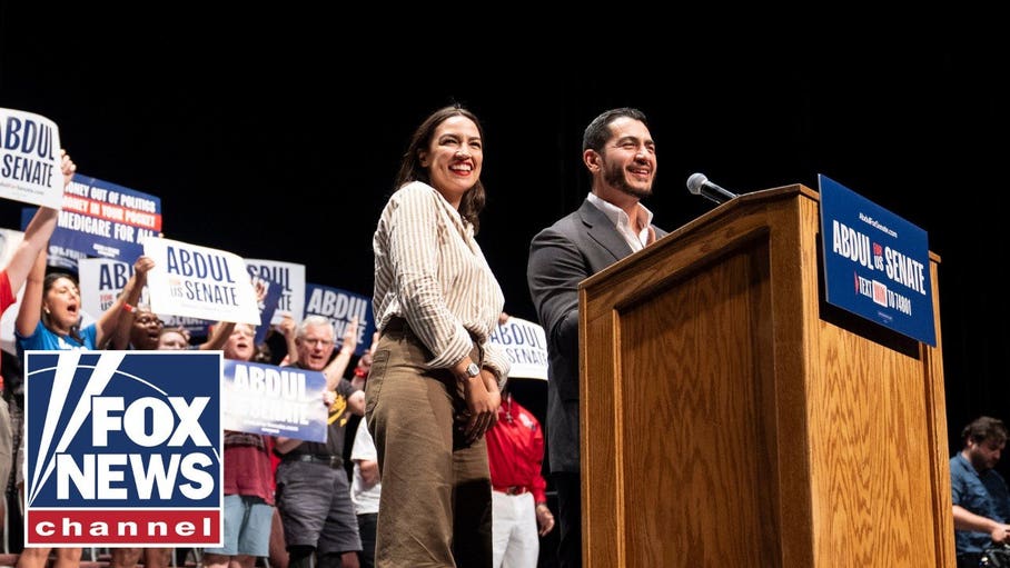 Staffers are telling Democratic politicians to lean farther left, says former Democratic campaign staffer