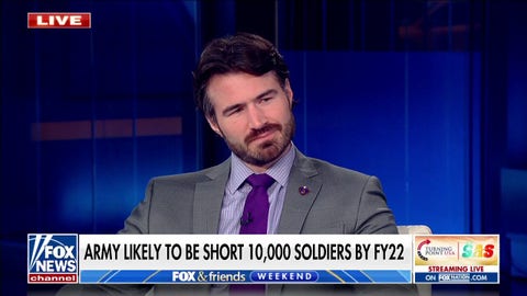 Los alistamientos disminuyen a medida que el ejército de los Estados Unidos se "despierta" con una nueva campaña publicitaria: ex capitán del Ejército de los Estados Unidos