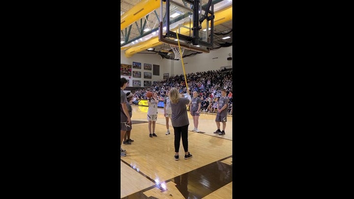 Thousands go silent so blind basketball player can hear her shot
