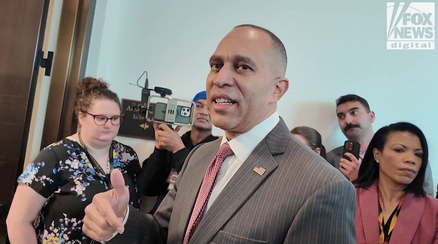 Jeffries calls DeSantis a “lame duck” amid Florida redistricting fight