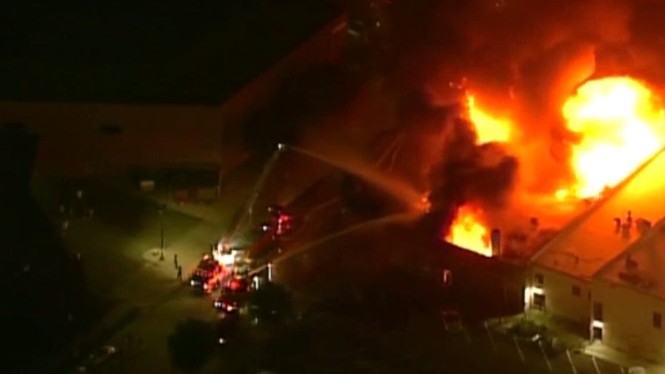 Minneapolis Third Precinct Police Station Set On Fire After Rioters Break In Fox News