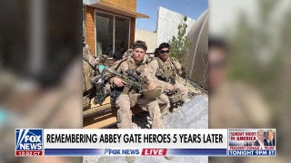 Los padres de un soldado galardonado con la Estrella de Oro rinden homenaje a su hijo, fallecido en Abbey Gate, junto con la Fundación Freedom 13