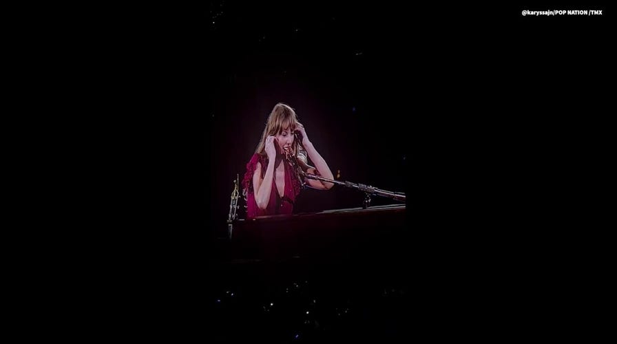 Taylor Swift scared by possessed piano at recent concert