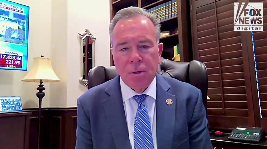 El Tesorero del Estado de Oklahoma  Todd Russ, explica los riesgos de la propuesta legislativa sobre la industria del petróleo y el gas
