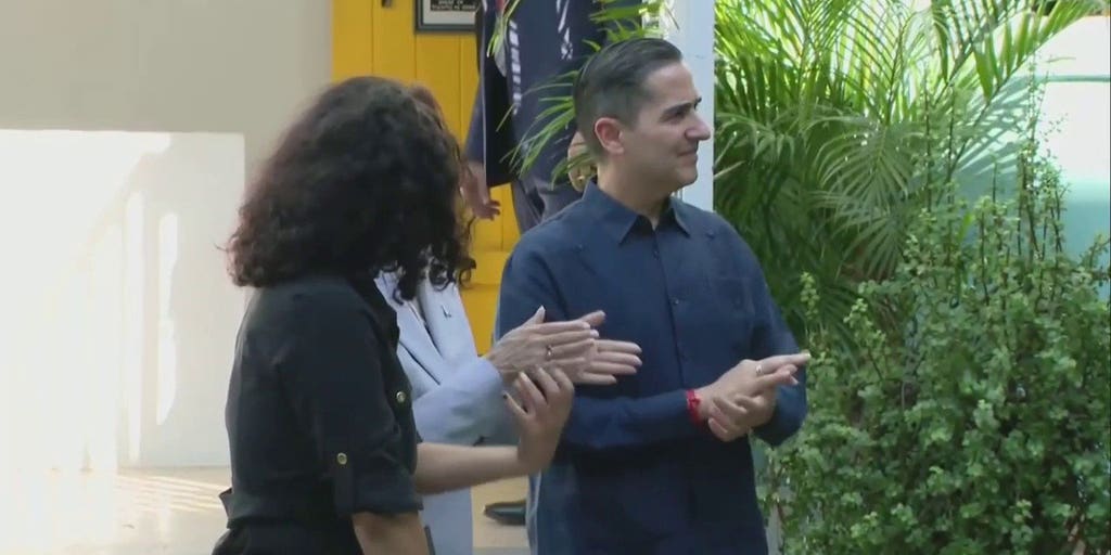 Kamala Harris stops clapping during Puerto Rico protest song once aide ...
