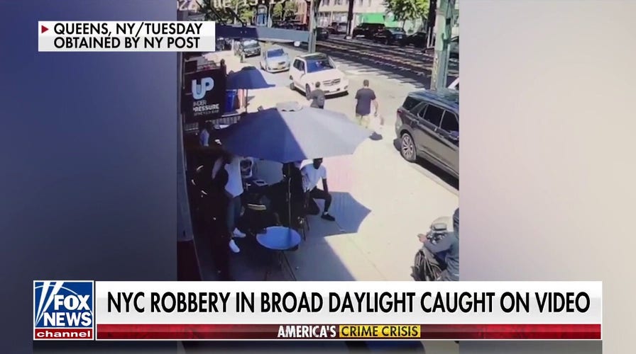 NYC robbery in broad daylight caught on video