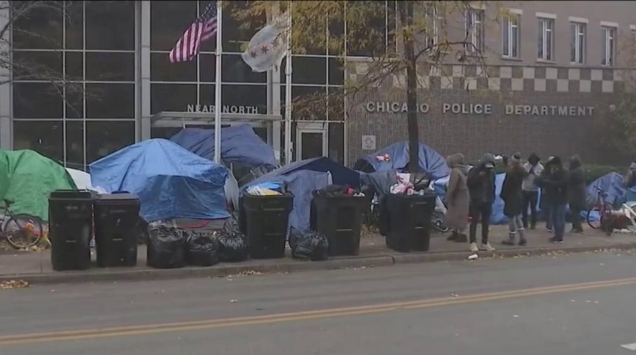 Migrants sleeping in Chicago streets and police stations as temps drop below freezing