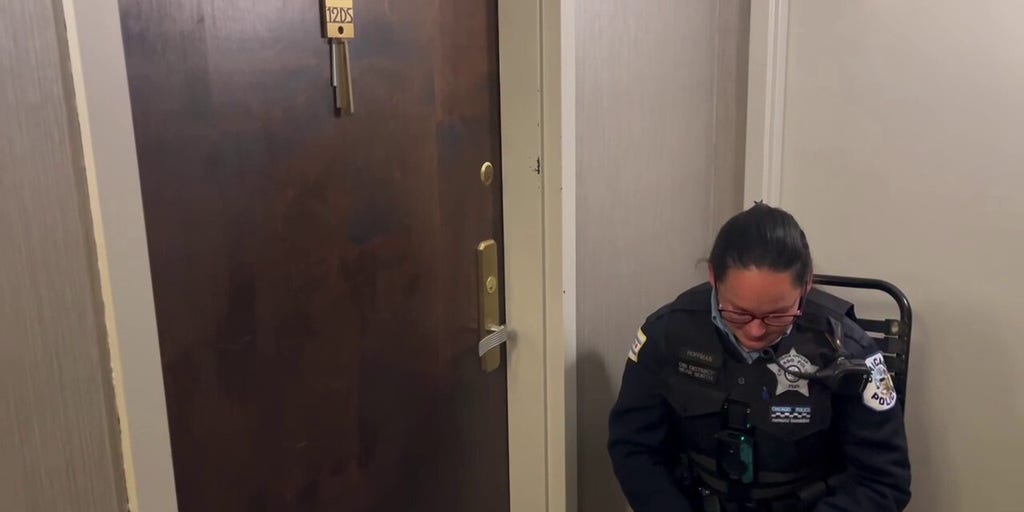 Police seen outside Chicago apartment of Ohio double-murder suspect