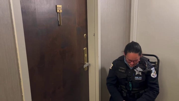 Police seen outside Chicago apartment of Ohio double-murder suspect