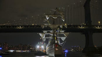 Buque mexicano choca con el Brooklyn Bridge