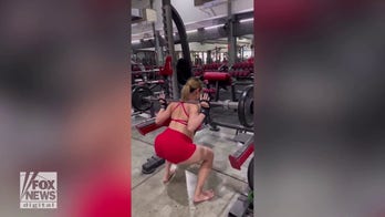 'Super fit' mom-to-be lifts weights at the gym while 36 weeks pregnant