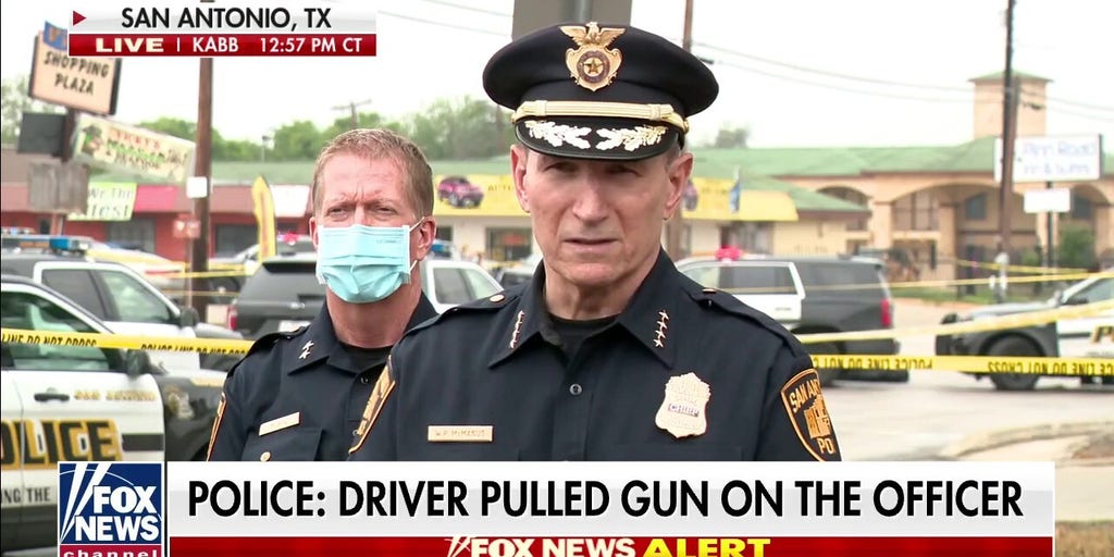 San Antonio police officer shot in hand; 2 suspects dead, third injured(02)