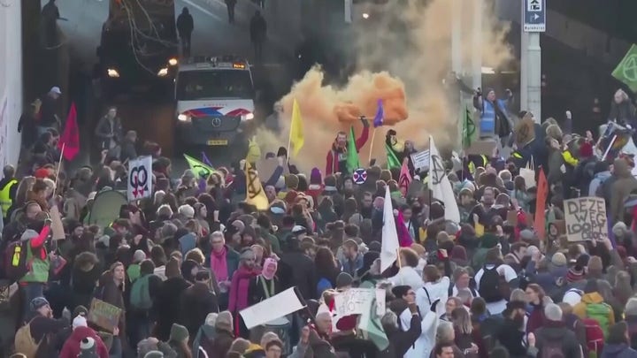 Climate change protesters in The Hague block highway, get detained.