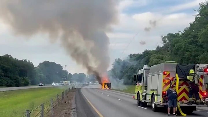 Un vehículo que transportaba fuegos artificiales se incendia en Tennessee
