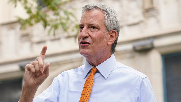 De Blasio makes last-minute decision to delay in-person learning for public school students