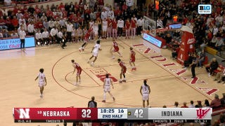 Tucker DeVries anota un triple tras dar un paso atrás, ampliando la ventaja Indiana sobre Nebraska.
