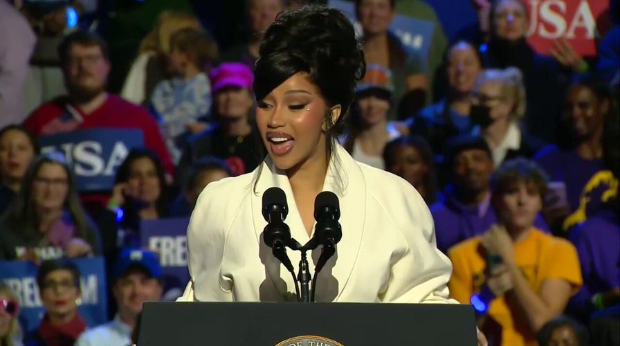 Cardi B sufre un fallo en el teleprompter durante un mitin en Wisconsin en apoyo a Harris