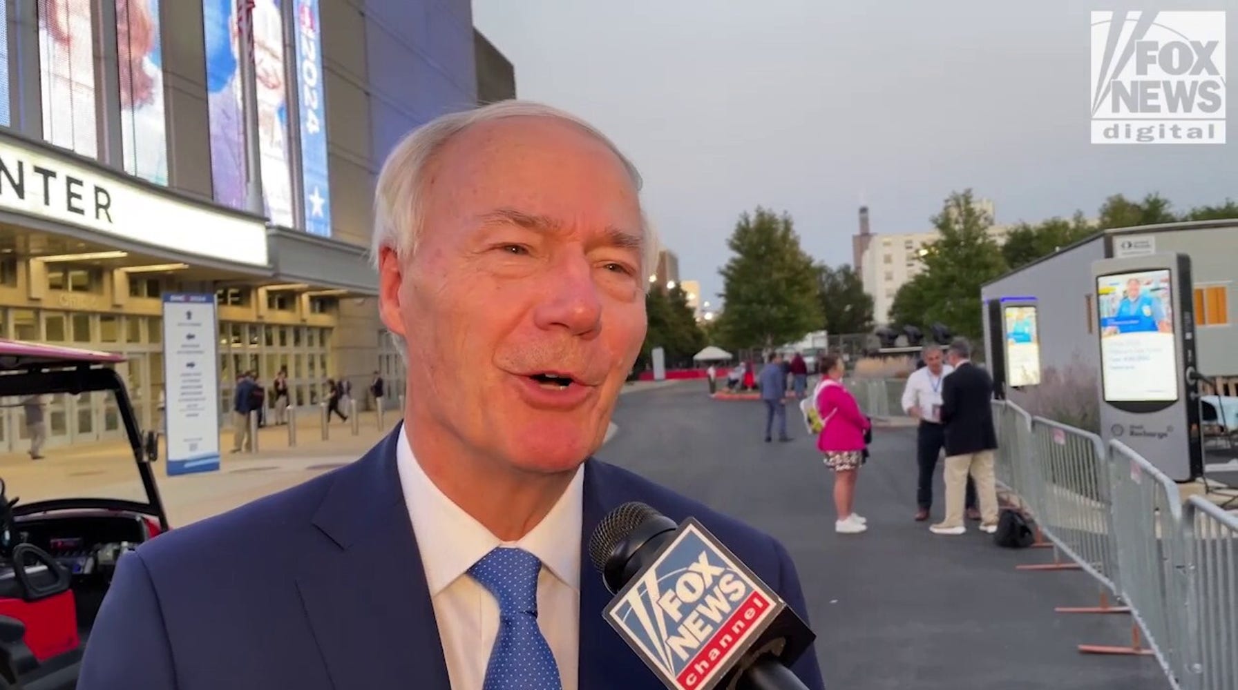 Former Republican Candidate Crashes Democratic Convention, Offers Republican Alternative