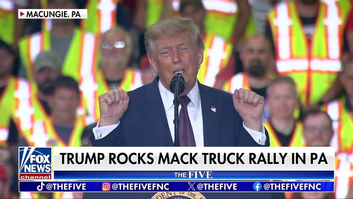 Donald Trump touts economic success at Macungie, PA rally