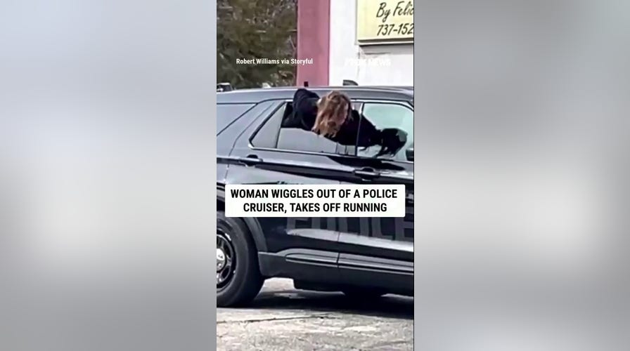  Woman WIGGLES retired  of a constabulary  cruiser, TAKES OFF RUNNING