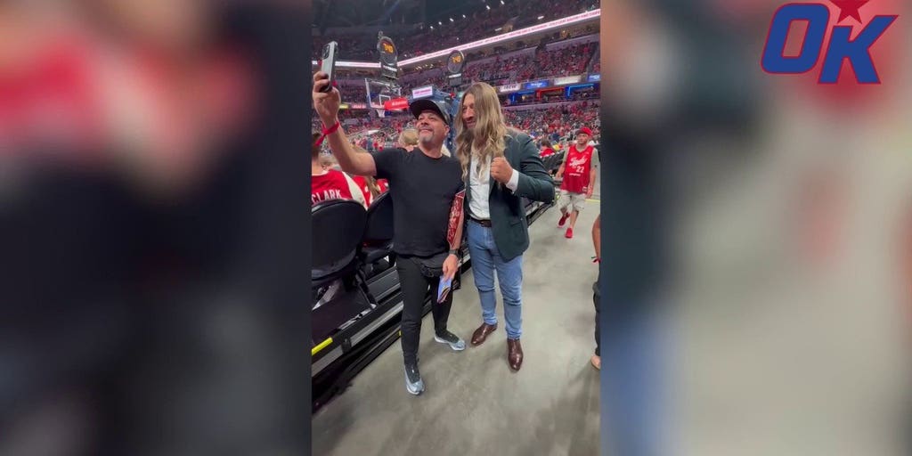 Former NBA player poses for photos with WNBA fans after wearing a wig to Fever game