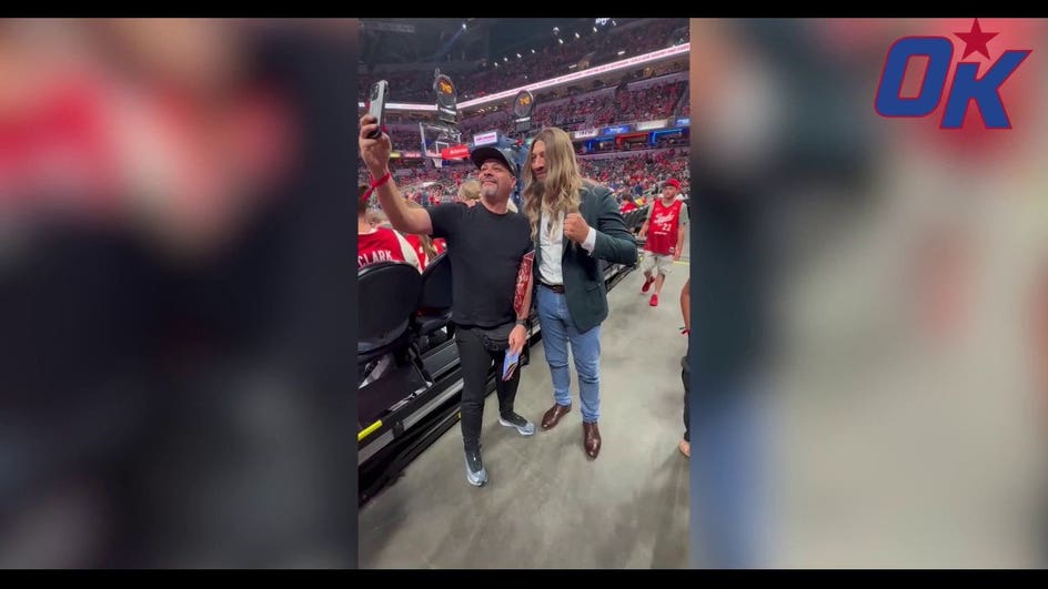 Former NBA player poses for photos with WNBA fans after wearing a wig to Fever game