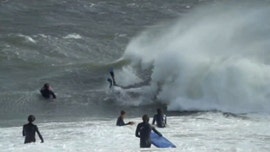 Massive waves in Australia draw surfers in Sydney, beachgoers run from 'freak wave'