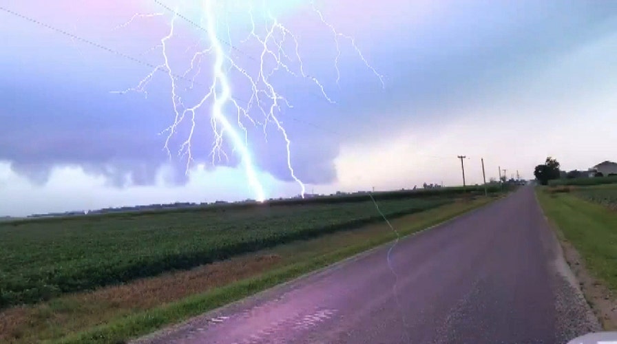 Storm chaser captures 'beautiful' storm cell in Illinois