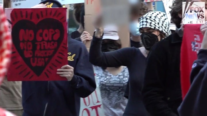 Los estudiantes de la Universidad de California en Berkeley se enfrentan a un clima político hostil en el campus durante un evento.