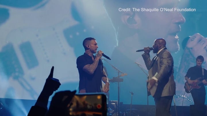 Levine performs for first time since cheating scandal