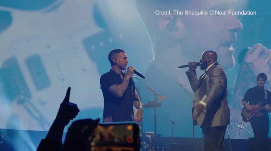 Levine performs for first time since cheating scandal