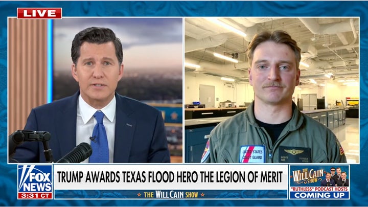 Un heroico nadador de la Guardia Costera recuerda la «gran experiencia» de reencontrarse con la niña a la que rescató.