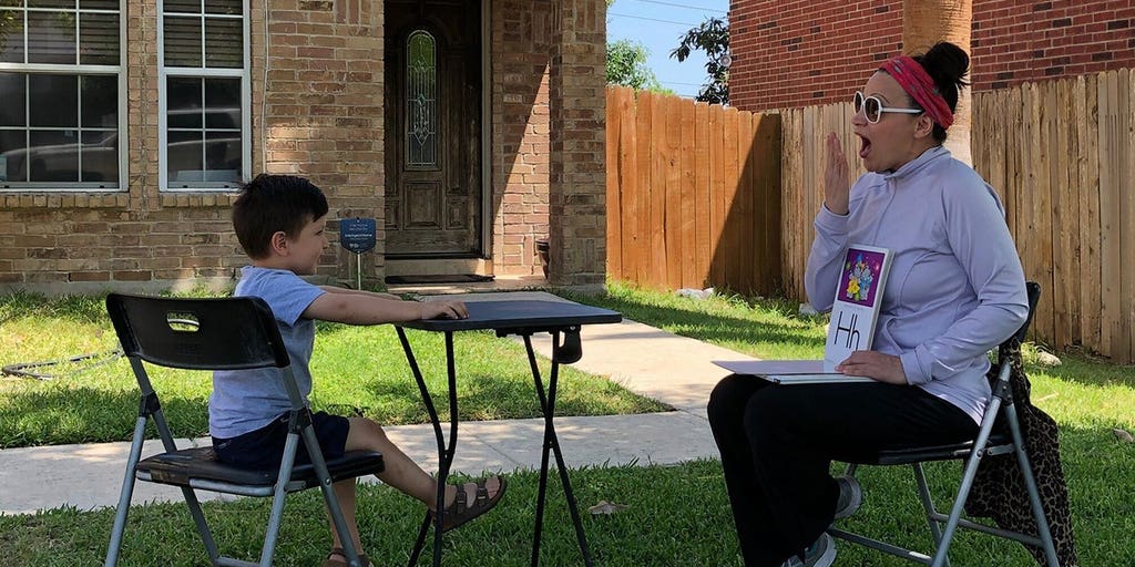 Texas preschool teacher surprises students with a backyard class | Fox ...