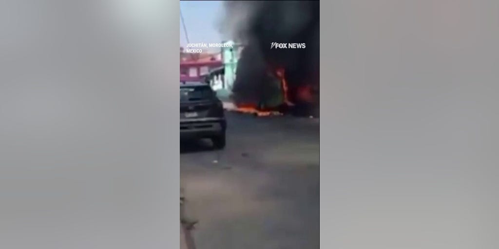 Mexican resort town, airport under siege after cartel leader killed