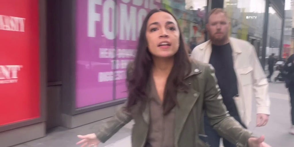 Pro-Palestinian protesters AOC outside theater, demand she call Israel ...