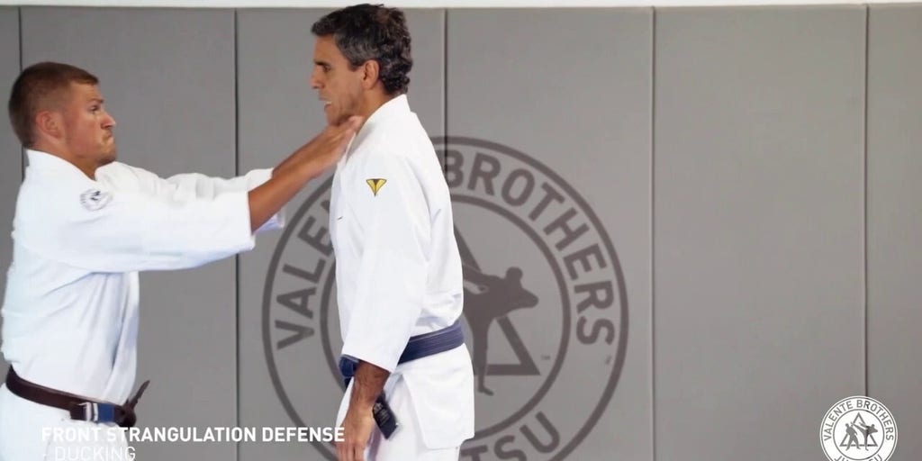 Jiu-jitsu maneuver: How to defend yourself from being choked