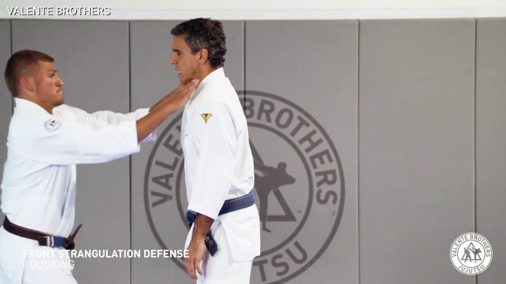 Jiu-jitsu maneuver: How to defend yourself from being choked