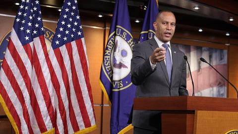 WATCH LIVE: Jeffries holds press conference amid anti-ICE unrest - Fox News