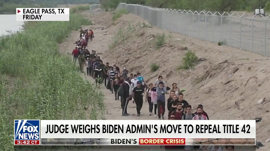  Large groups of migrants continue to flood Texas border as Title 42 faces expiration