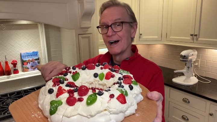 A holiday wreath ‘Pavlova’