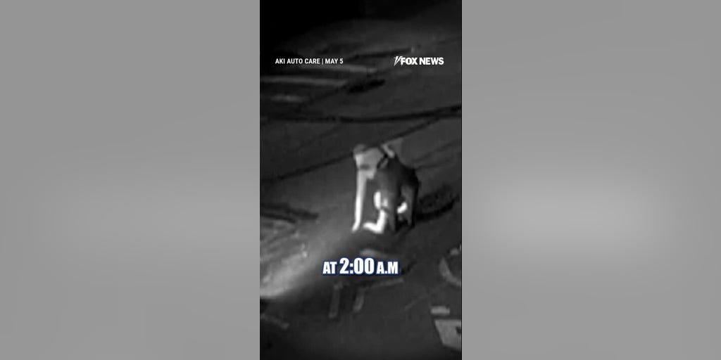 'MYSTERY men' SPOTTED entering NYC sewers