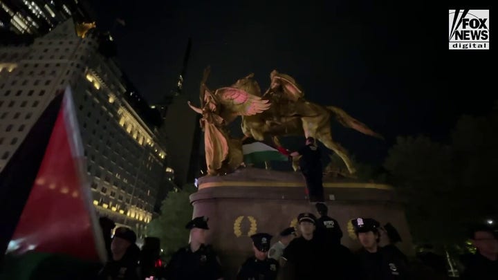 ueens NYPD takes down Palestinian flag from NYC Civil War monument