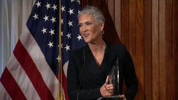 Fox News' Jennifer Griffin accepts award for 2022 'Freedom of the Media' Gold Medal for Public Service