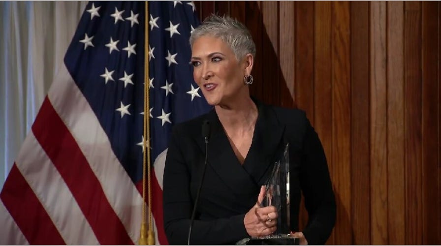 91����' Jennifer Griffin accepts award for 2022 'Freedom of the Media' Gold Medal for Public Service