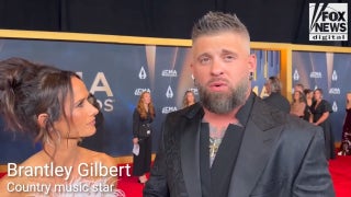 Brantley Gilbert gushes about CMAs host Lainey Wilson